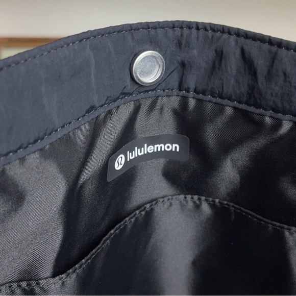 Lululemon Daily Multi-Pocket Tote Bag 20L - Picture 4 of 13